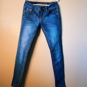 ❤️ Stretchy cozy jeans if you’re a size 3! Gogo Star skinny blue jeans. 👖✨